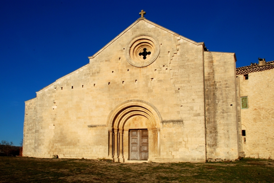 Prieuré_Notre-Dame_de_Salagon_-_Façade_01